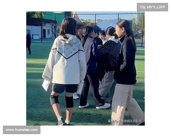 李小璐晒女儿小学毕业照,甜馨依偎妈妈怀里落泪,母女同框如姐妹般亲密 李小璐晒女儿小学毕业照,甜馨依偎妈妈怀里落泪,母女同框如姐妹般亲密